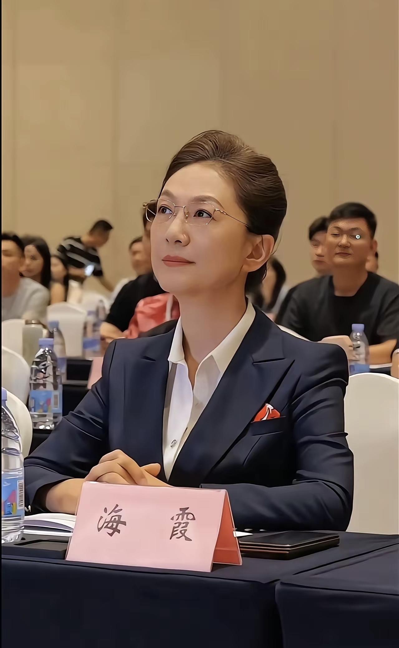 周涛和海霞都是央视顶级优秀的主持人，她们离开央视后，都当上了领导，气质大方，优雅
