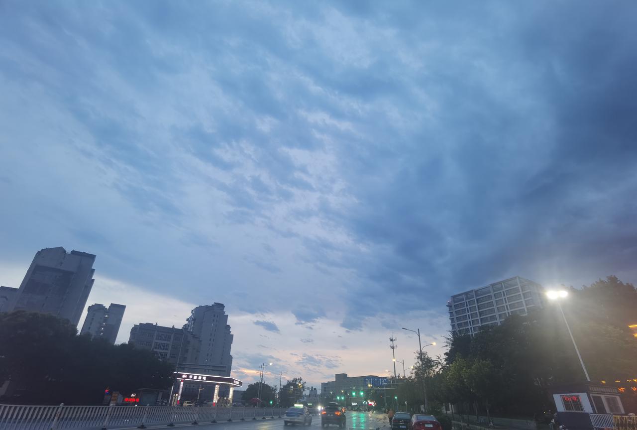 清爽!石家庄今天雨后天空很美 
下午的石家庄又来了一场雨，先是阴沉沉的，打闪响雷