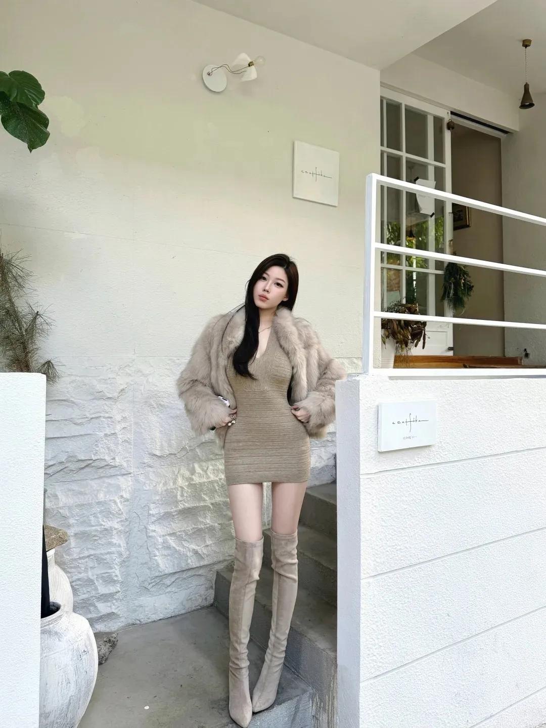 冬日想保暖又时尚，毛茸茸外套配高筒靴就是绝佳组合！
今年松绒系穿搭超火，毛绒外套