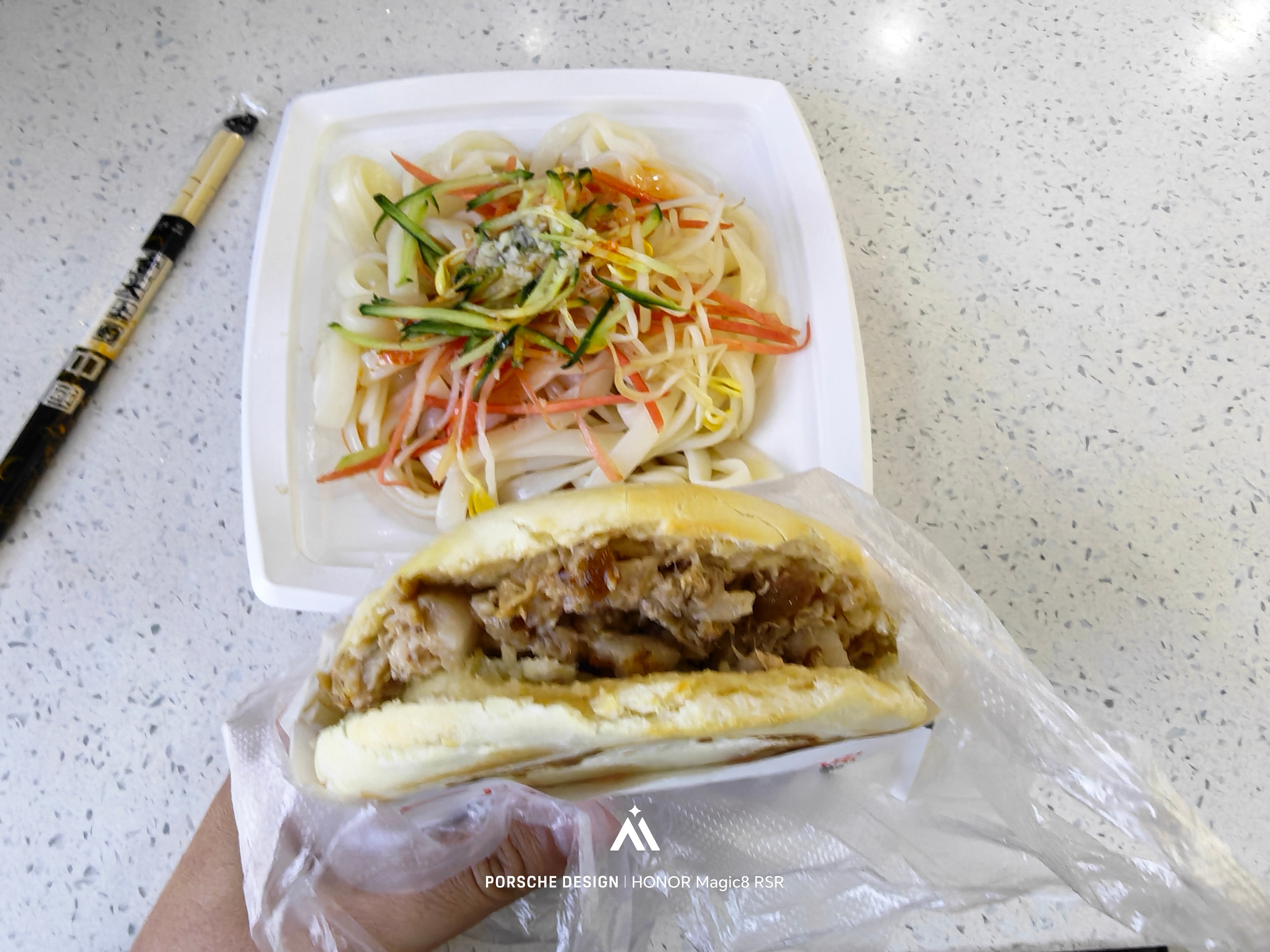 路过陕西，虽然没去市区，肉夹馍和凉皮也算是吃到了，味道还行