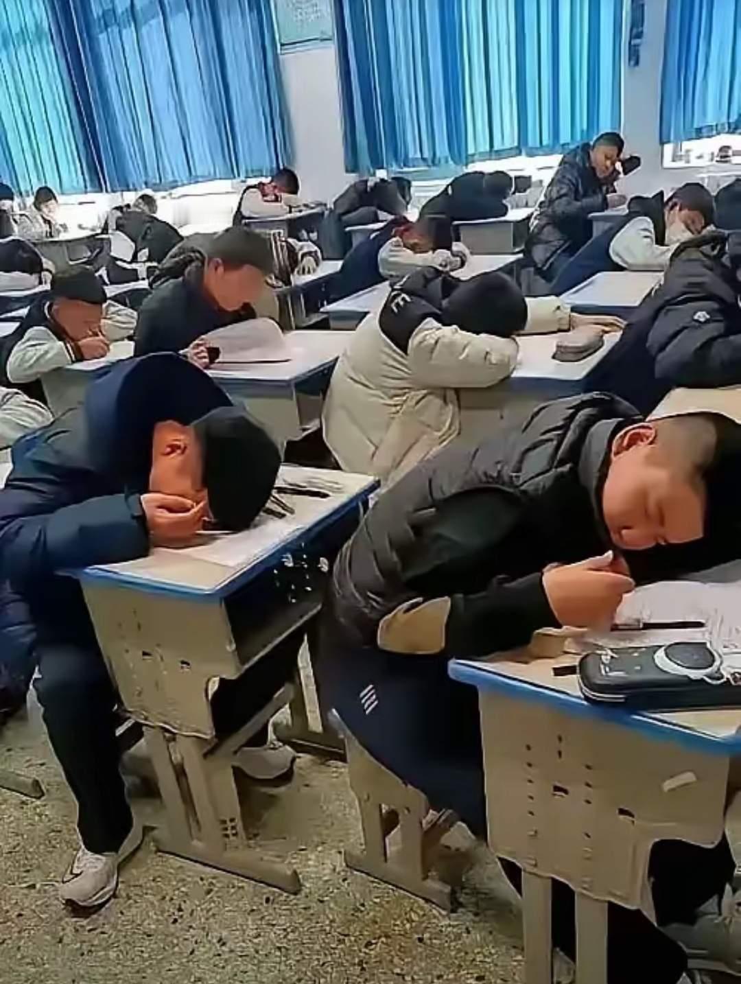 用什么来拯救你，我的学生！
面对如此庞大而复杂的学生群体，作为一名老师，确实感到