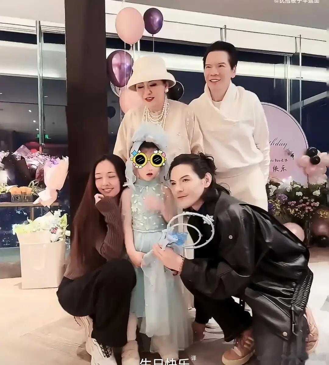 郭碧婷生儿子那天，向家一个人都没到。 她自己在医院生的。保姆把孩子抱过来，郭碧婷
