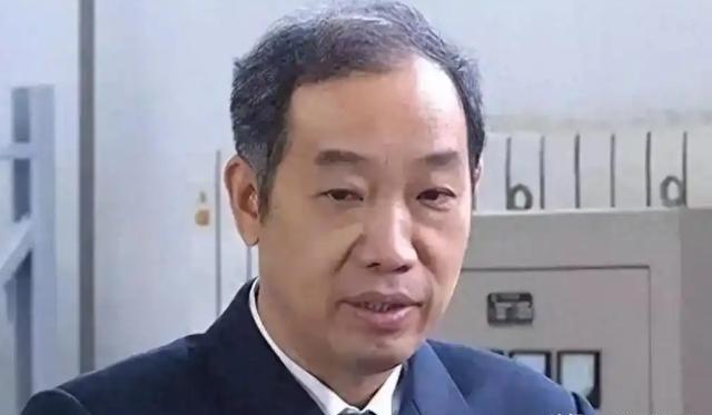 马伟明院士曾提出在青藏高原上，建一根2公里长的电磁发射轨道，经专家论证：造价太高