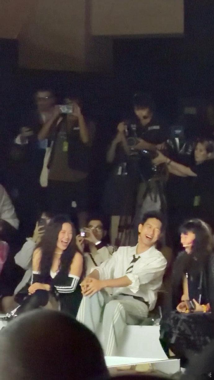 李现马思纯看王安宇走秀反应 哈哈哈哈哈笑成大奋！ ​​​