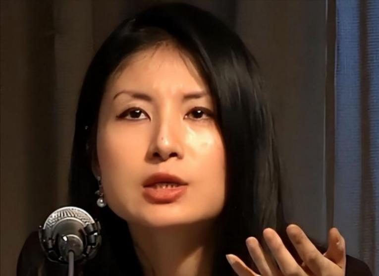 “这张脸给我带来的只有耻辱，我痛恨这张中国脸！”2018年，一名美国华裔记者在公