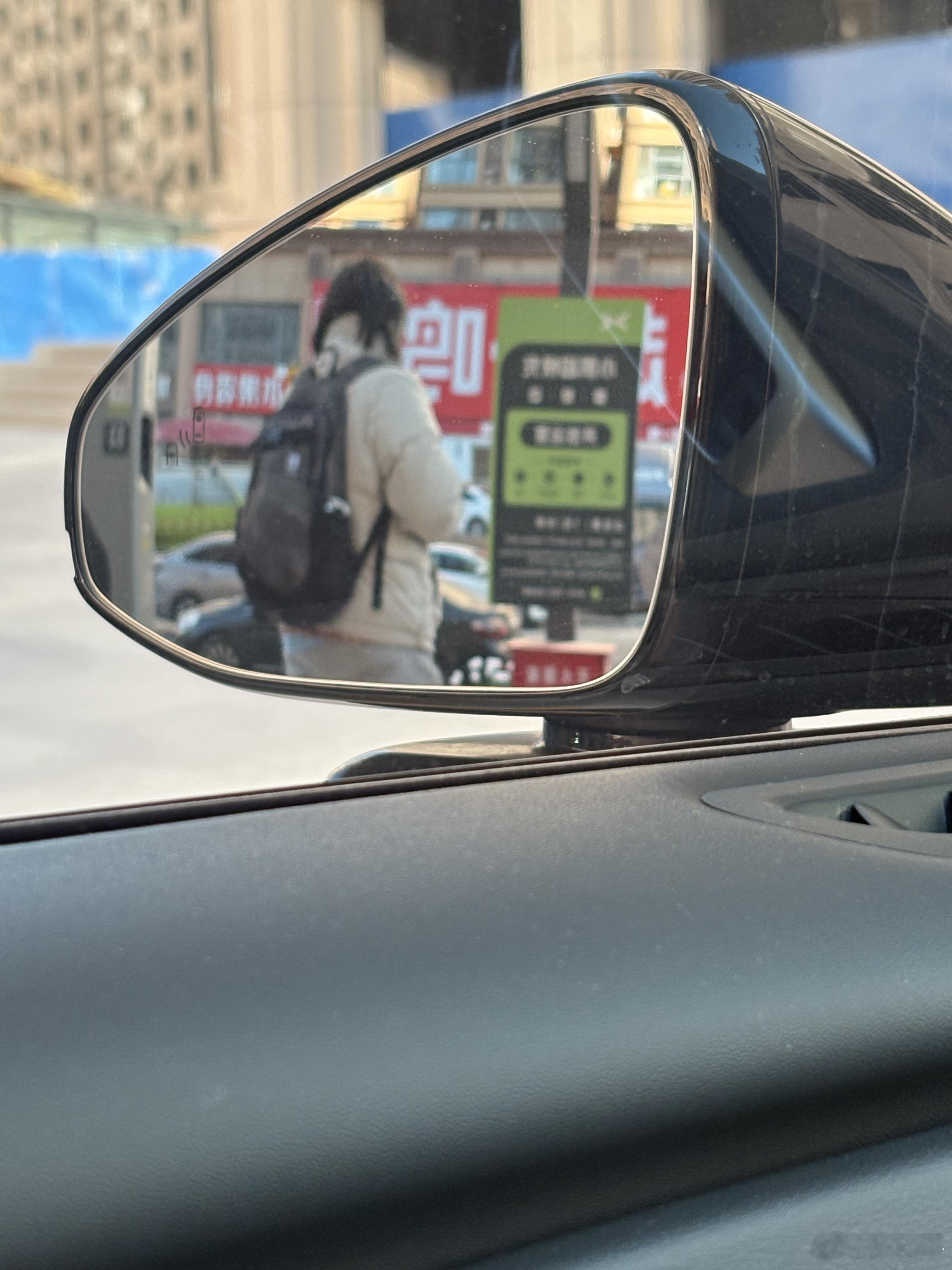 在小鹏直营站充电，车里坐着偶然看到一个背着包的女生这里拍照，然后检查各种设施，应