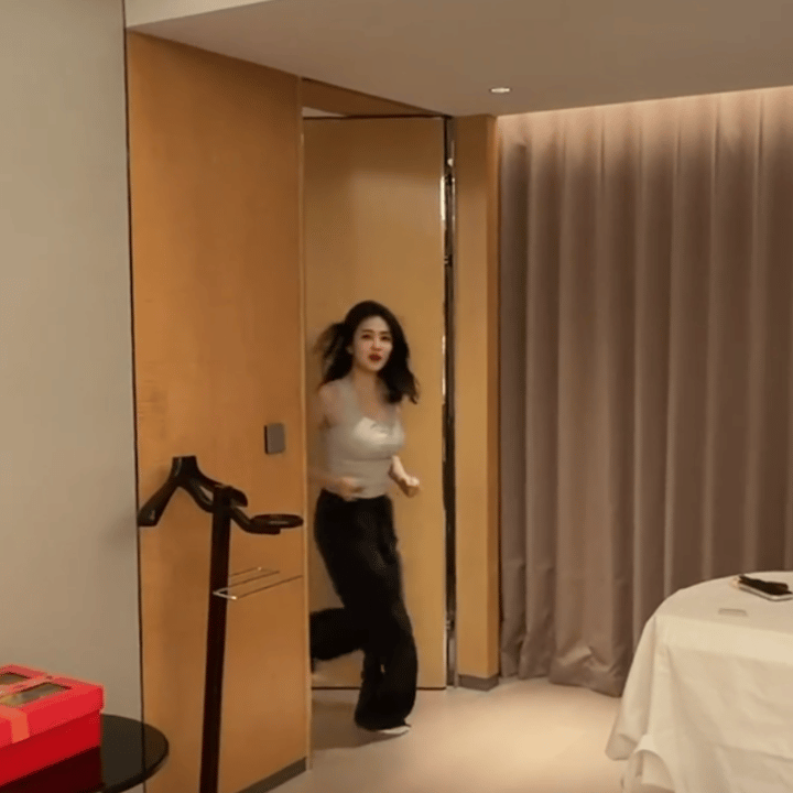 笑死了！
原来白鹿那么胖，因为嘴馋，一下子全暴露了出来！
不过白鹿还是一如既往的