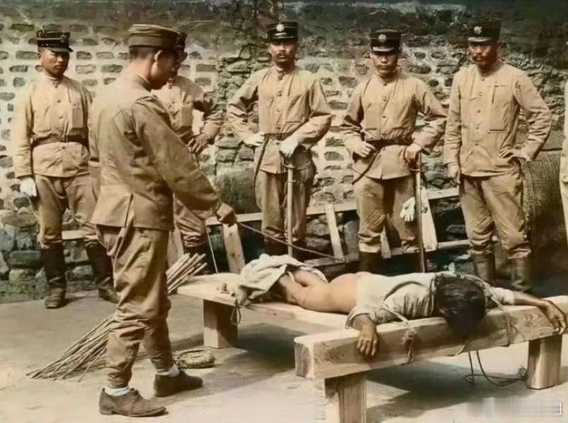 这张照片是日寇罪行无可辩驳的铁证！这张照片拍摄于1934年，沈阳一监狱内。照片中