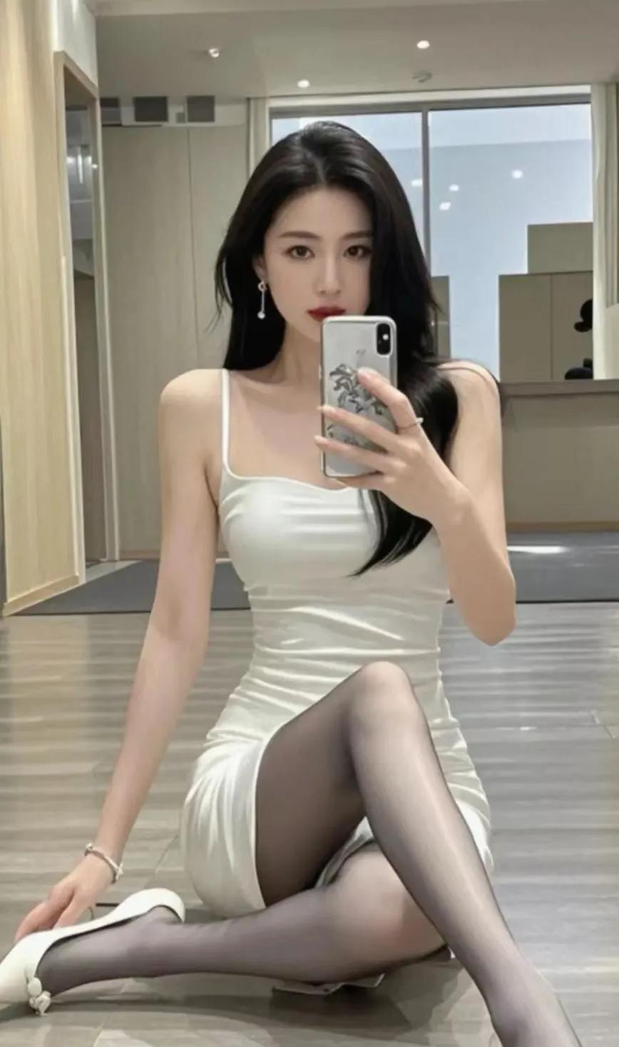莎莎，一个坚强而独立的女性，尽管岁月在她脸上留下了痕迹，但她的内心依然充满活力。