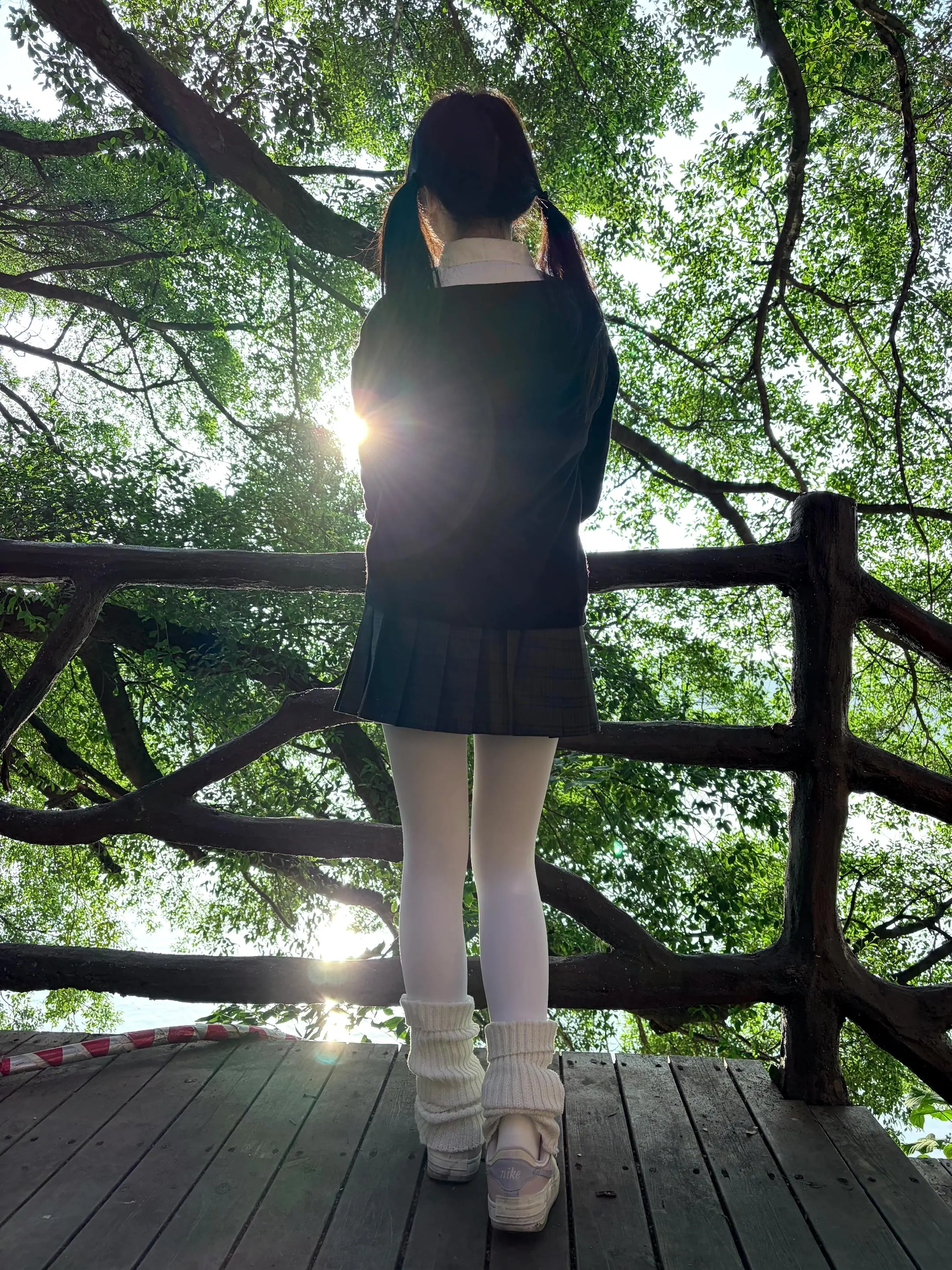 眼底的綠意 湖边的风 蔚藍的天空 是你盛夏的底色