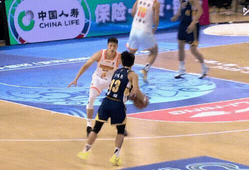 说实话，杨溢这球打得很硬，但不聪明。
后卫主要还是应该体现在技术层面上，这种硬碰