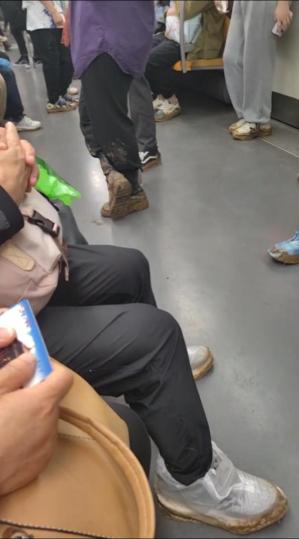 城里有这么泥泞的路吗？[捂脸]