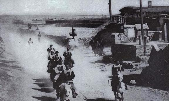 1944年11月，匪首宋殿元带着手下来到一个小村庄，见到有个妇人颇具姿色，命手下