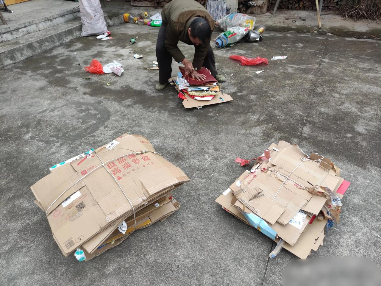 “冤不冤”？江苏徐州，男子在小区打扫卫生时，因废品归属问题，与70岁大爷产生争执