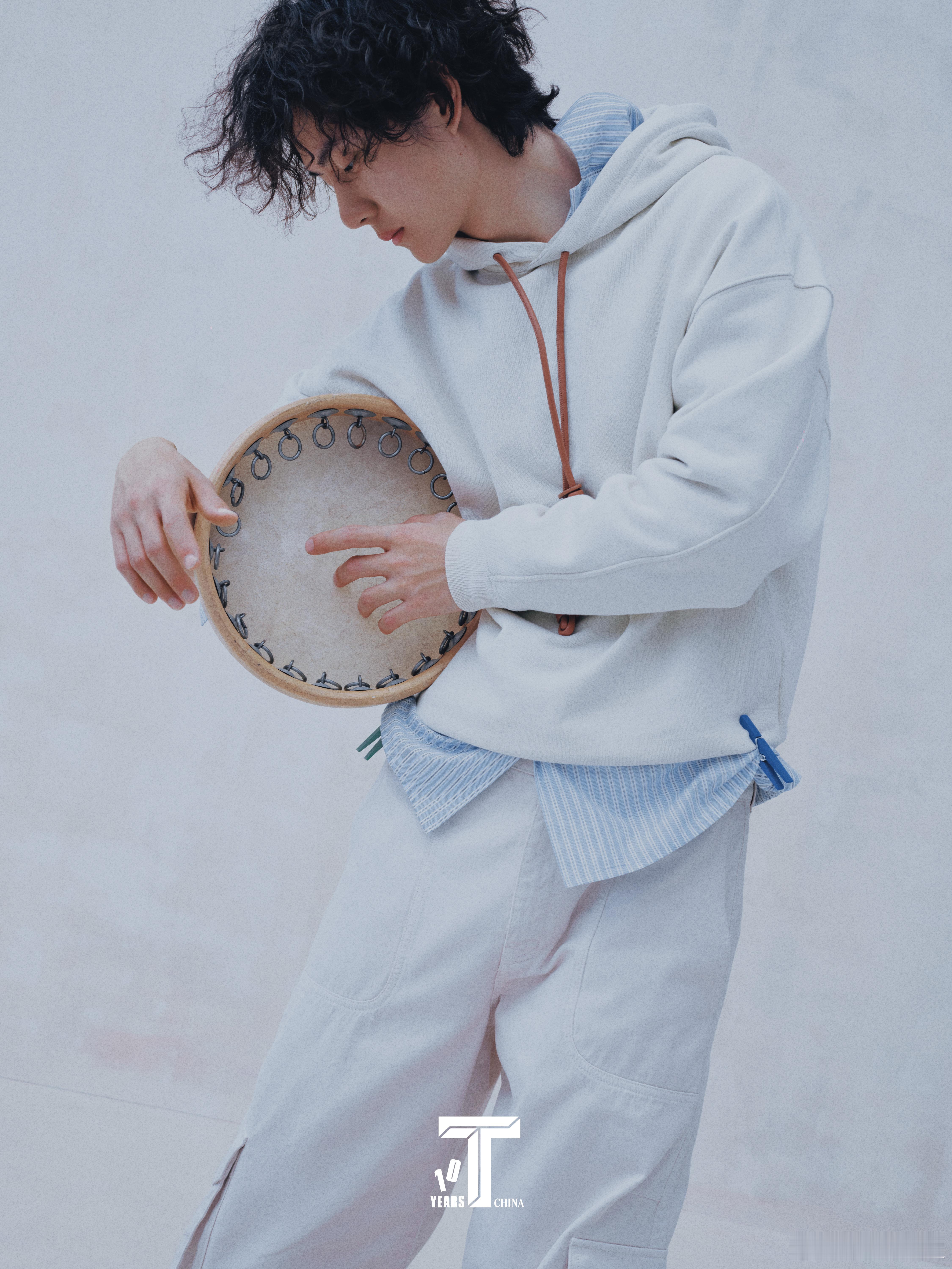 王一博T锦绣12月刊封面王一博2025年四登《T锦绣》12月闭年刊封面，造型可爱