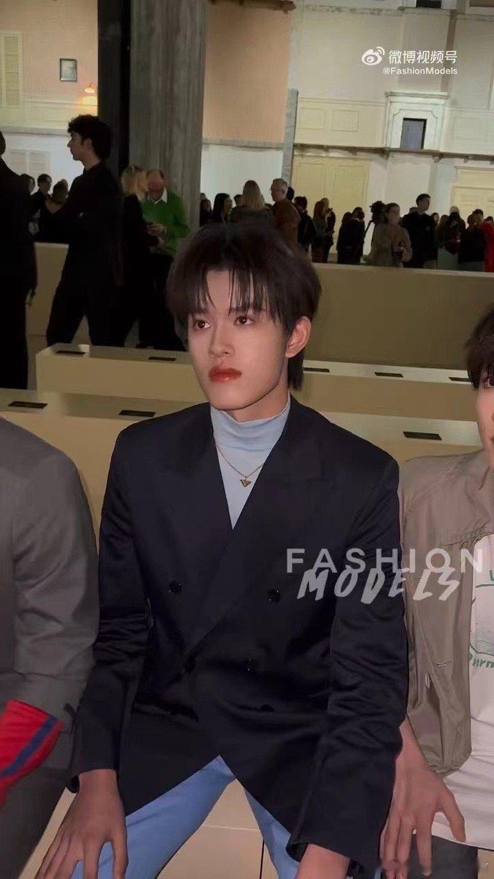 张极Prada秀场怼脸镜头从国内到国际，张极稳步前行，米兰时装周上的亮眼表现，只