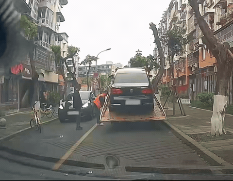 人家都要骑走了
你非要来个过肩摔
真不知道哪来的那么大的火气[笑哭]