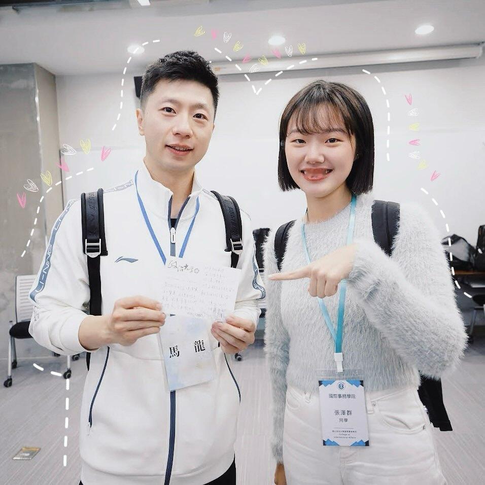 发和马龙合照📷拉勾勾交换明信片的小姐姐 