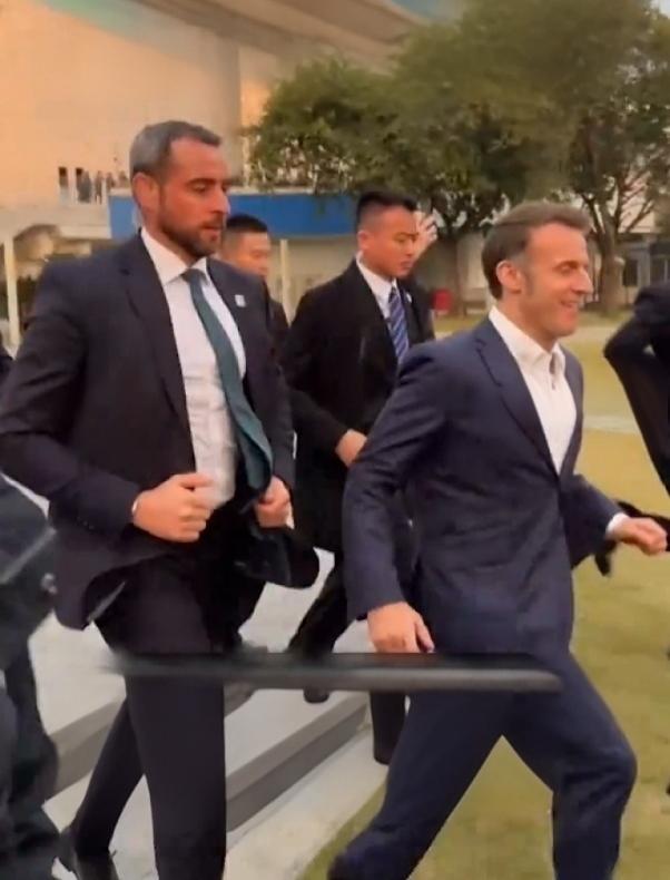 【马克龙在巴黎被抗议者追着跑，在川大却让学生“跑慢点”！】

最近法国街头还在为