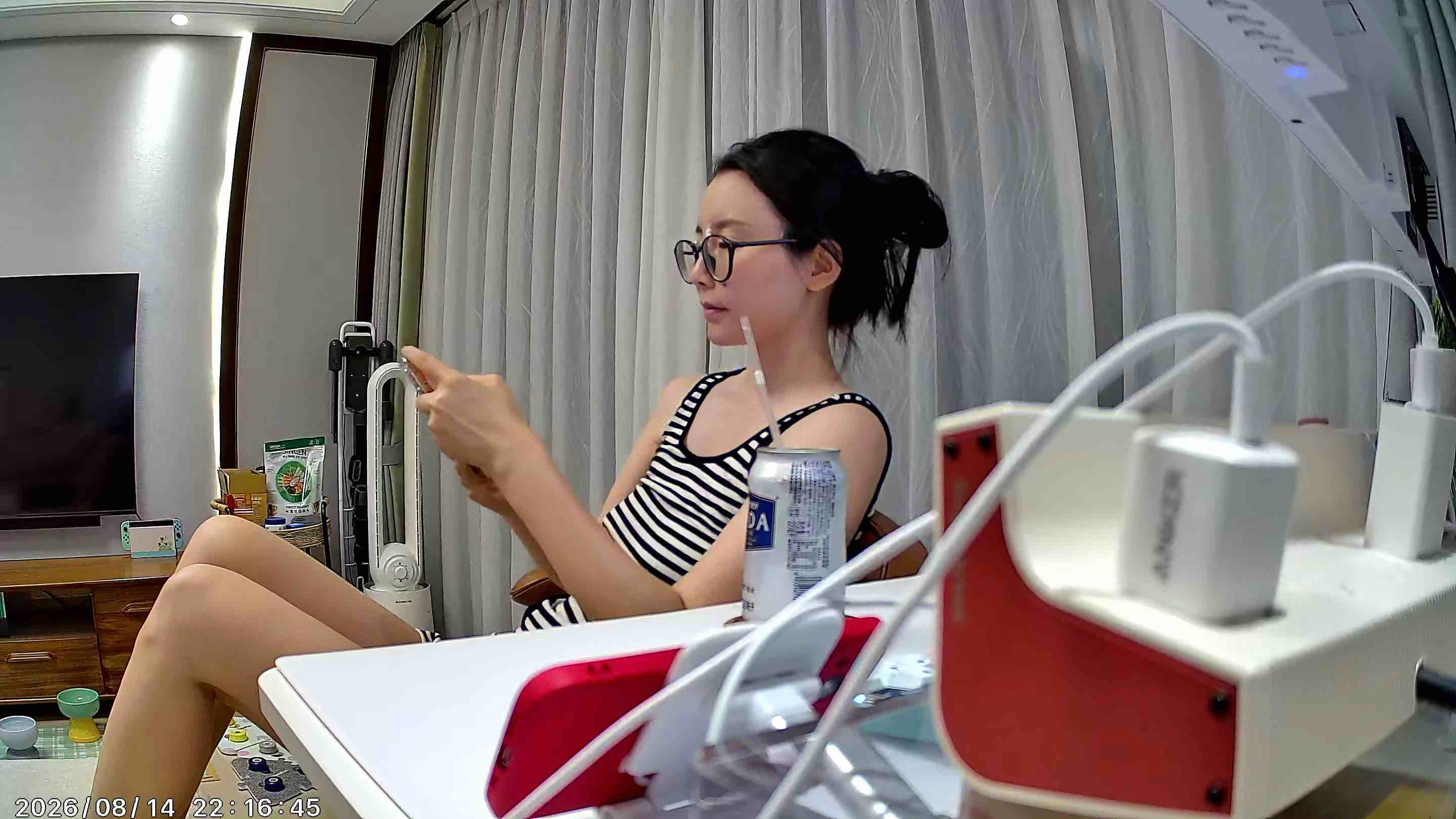 没在一个房间，用摄像头监视一下小孩👀 