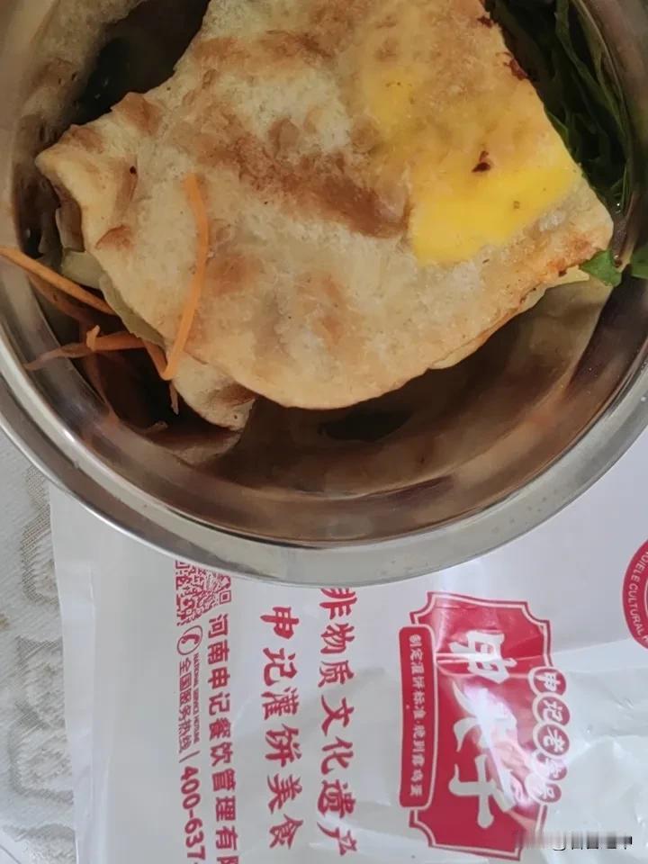 申记老字号生产的申夫子灌饼
号称脆到露鸡蛋，是河南生产的非物质文化遗产原料，然后