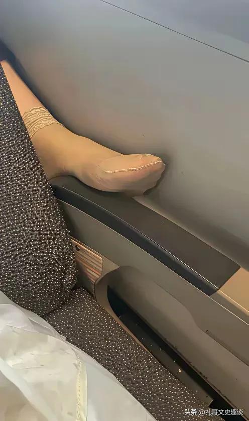 这样的人在高铁上很气人。在高铁上遇到一个女人脱鞋，她还把脚伸到前排座椅旁边，开始