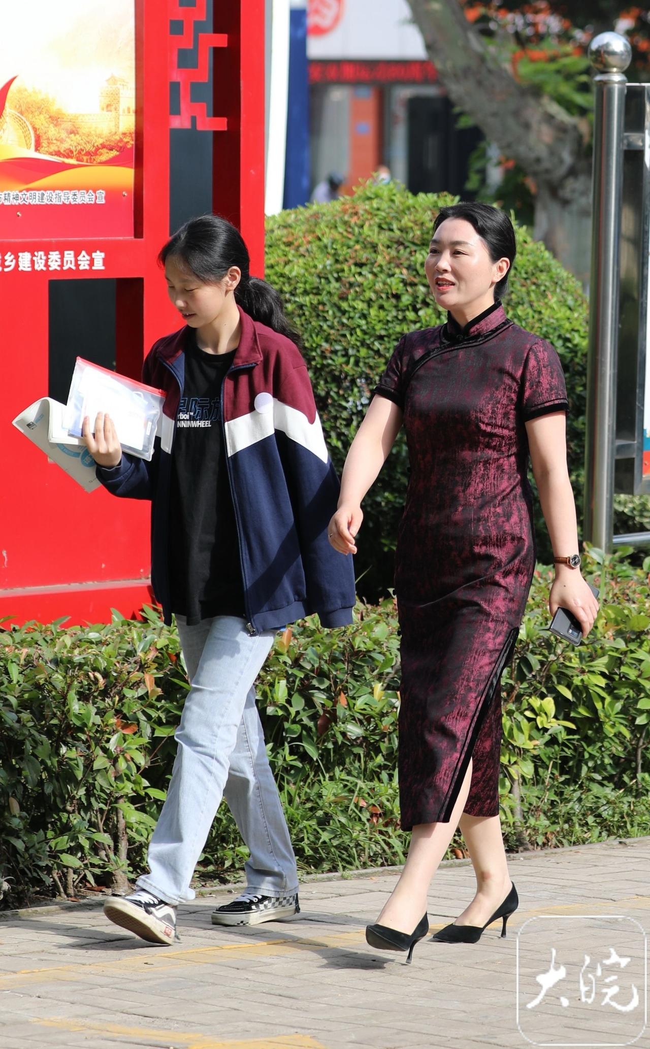 还有个送考的班主任，给每个学生发准考证的时候，都偷偷塞颗橘子，攥着学生的手说“攥