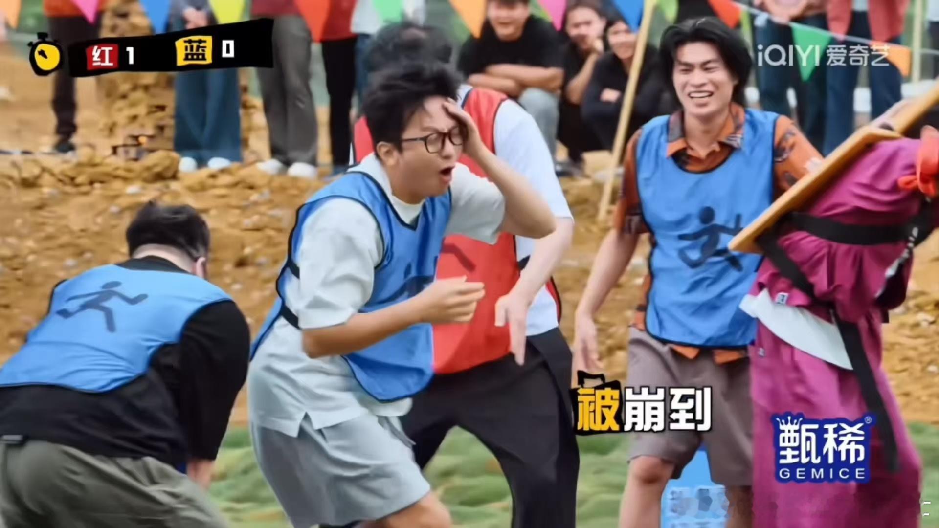 邓超被谁打了邓超可以问鹿晗哈哈哈哈哈 篮球打成散打，邓超中招后委屈：这游戏允许打