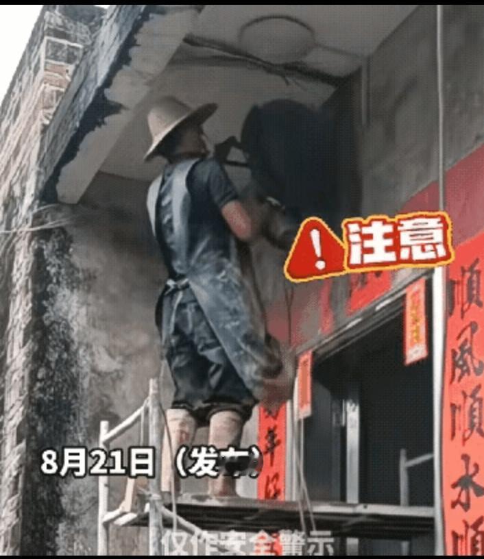 我的朋友就是用小型切割机的时候，失手将自己的两根手指受伤了。
这个机器特别厉害，