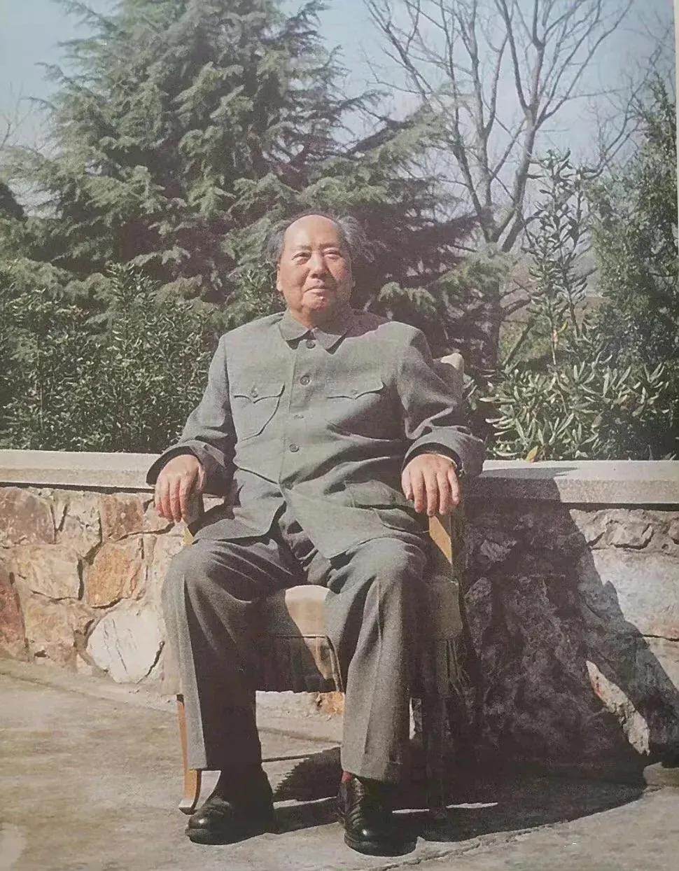 1966年，毛主席在湖北武汉的东湖宾馆前坐在椅子上晒太阳，73岁高龄的他笑容慈祥