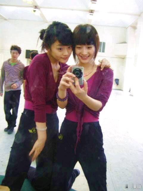 杨幂北电形体课旧照疯传！厚刘海婴儿肥太青涩，顶流底气藏在课堂里
 
最近杨幂大学