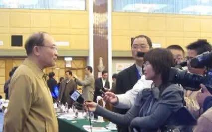 有美国专家指出，世界的主要矛盾是中国不想当老大，美国不甘心做第二，而从整体实力来