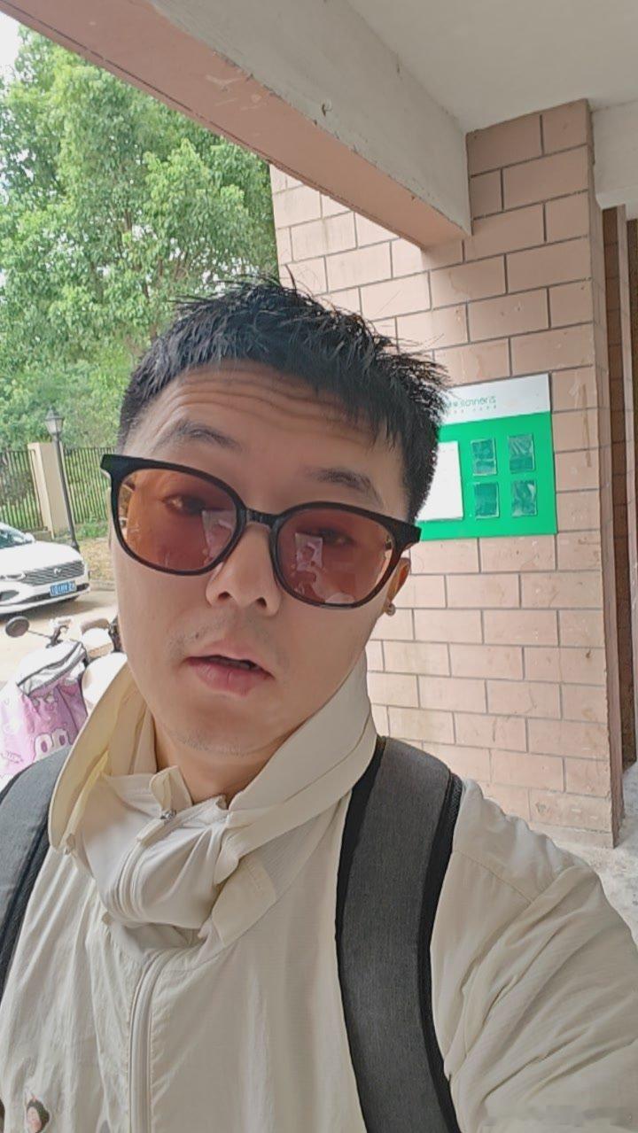 早啊，兄弟们昨天半夜到家今天这么早起来是不是很牛逼[doge]我的日常plog 