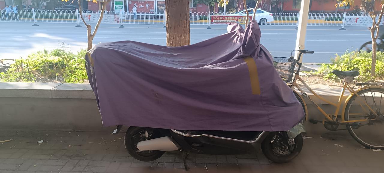 我爸挺招笑，早晨我俩出来遛弯，看见这个摩托车，他说这个摩托车昨天就在这搁着。但昨