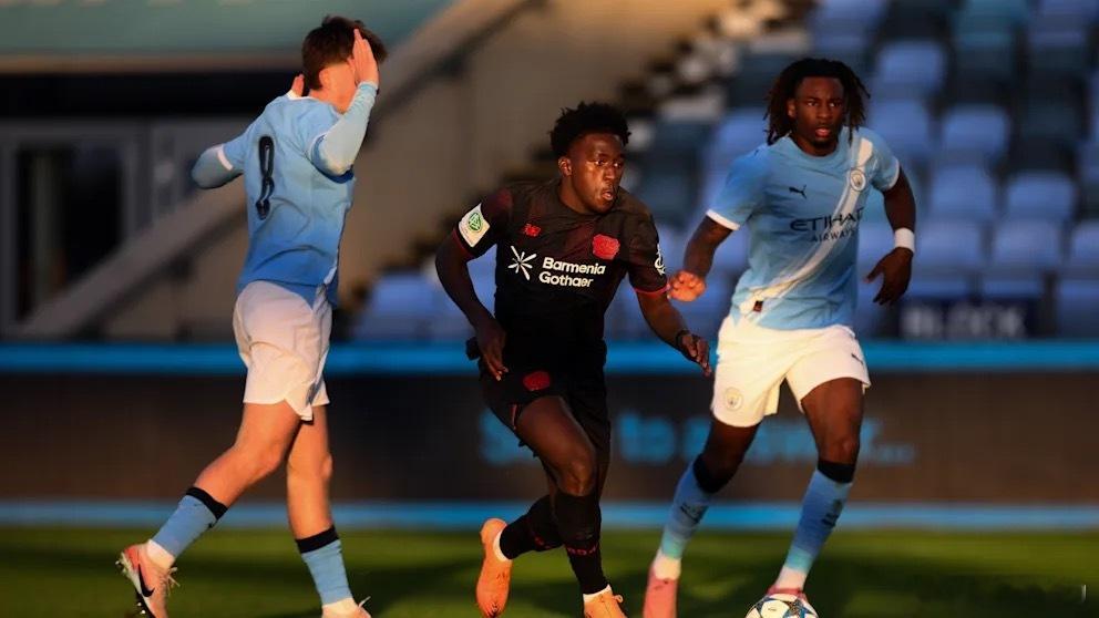 因为要填补一线队空白，勒沃库森U19有5名球员缺席和曼城的U19比赛，此外还有6