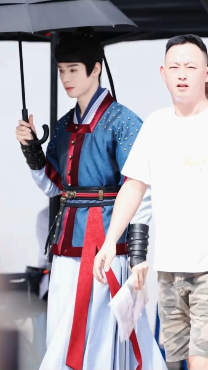 翩翩少年郎[手指比心]龚俊白衣公卿网巾造型龚俊白衣公卿红蓝校服 ​​​
