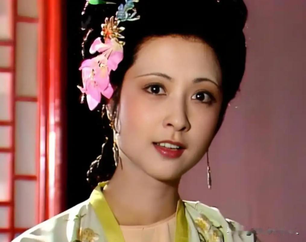 就因太媚，她被导演当场拒演丫鬟，谁知一扭头，竟成了红楼梦里的古今绝色。

麻烦各