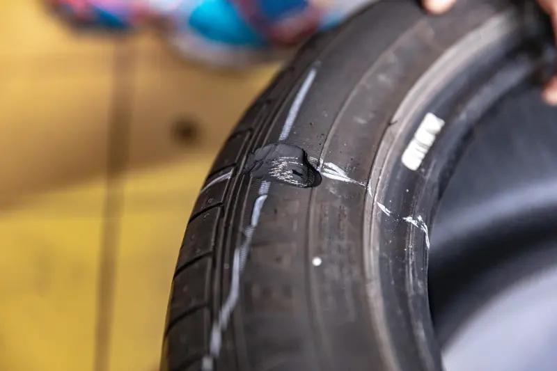 1月20日浙江杭州，男子凌晨蹲在硬路肩艰难换轮胎 ，高速交警火速赶到现场 ，边帮