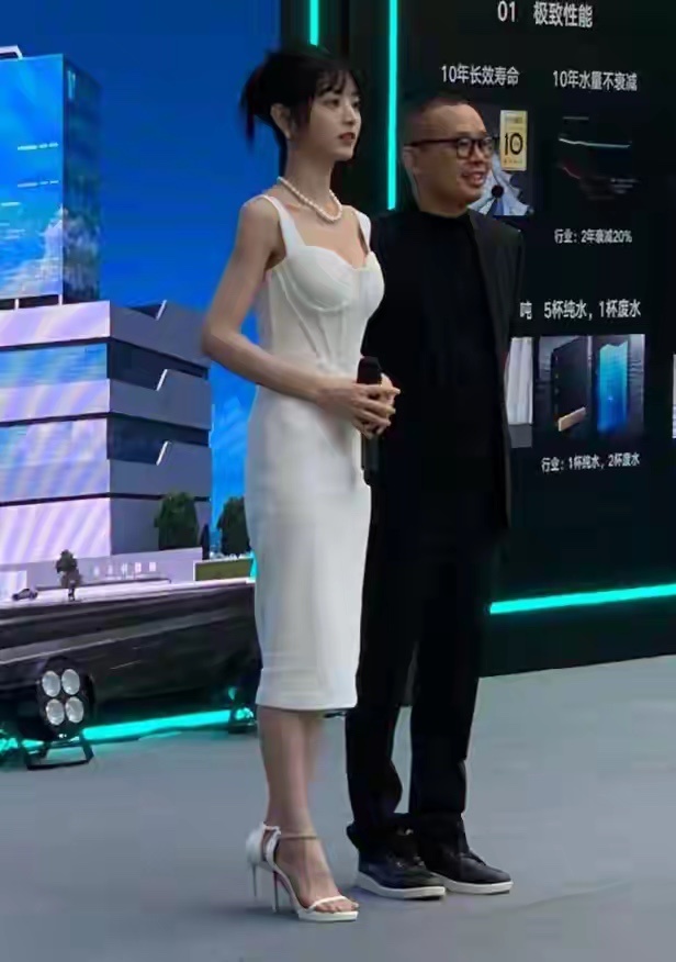 田曦薇有一点真挺奇怪的她身上穿的裙子尺码太大了，但是还真让她穿住了，没有用一个小