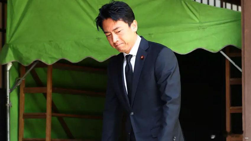 路透称日本防卫大臣小泉进次郎周六前往靖国神社参拜，此举引发中韩强烈抗议和谴责。长