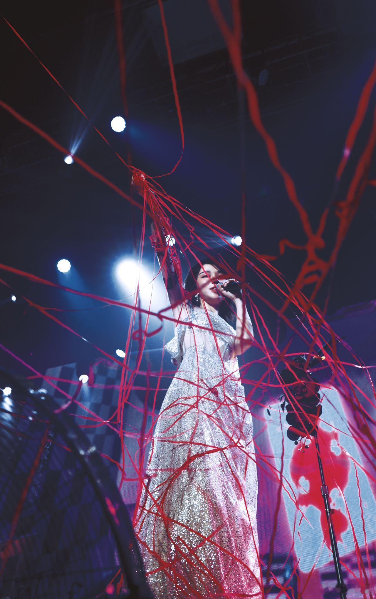 刘恋巡演北京站卡祖笛大合奏 刘恋巡演北京站，号召粉丝带卡祖笛，瞬间全场成管乐团。
