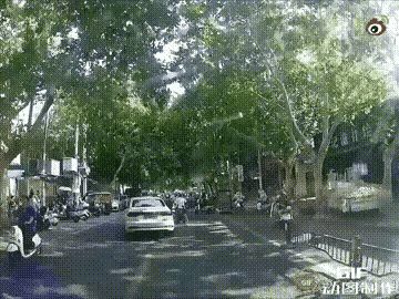 一个小伙子骑着电动车在马路上正常行驶，看见前方有一个满头白发的老人站在一辆电动车