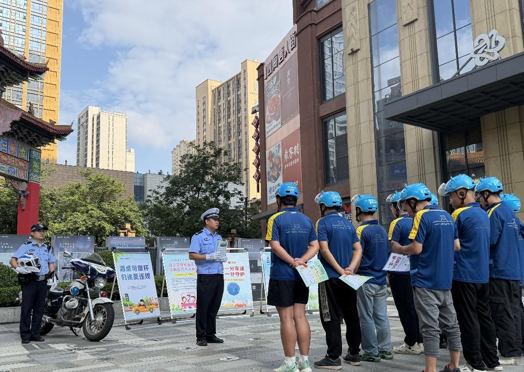 8月6日，交管未央大队辛家庙中队走进四海唐人街广场，面向外卖骑手开展交通安全专项