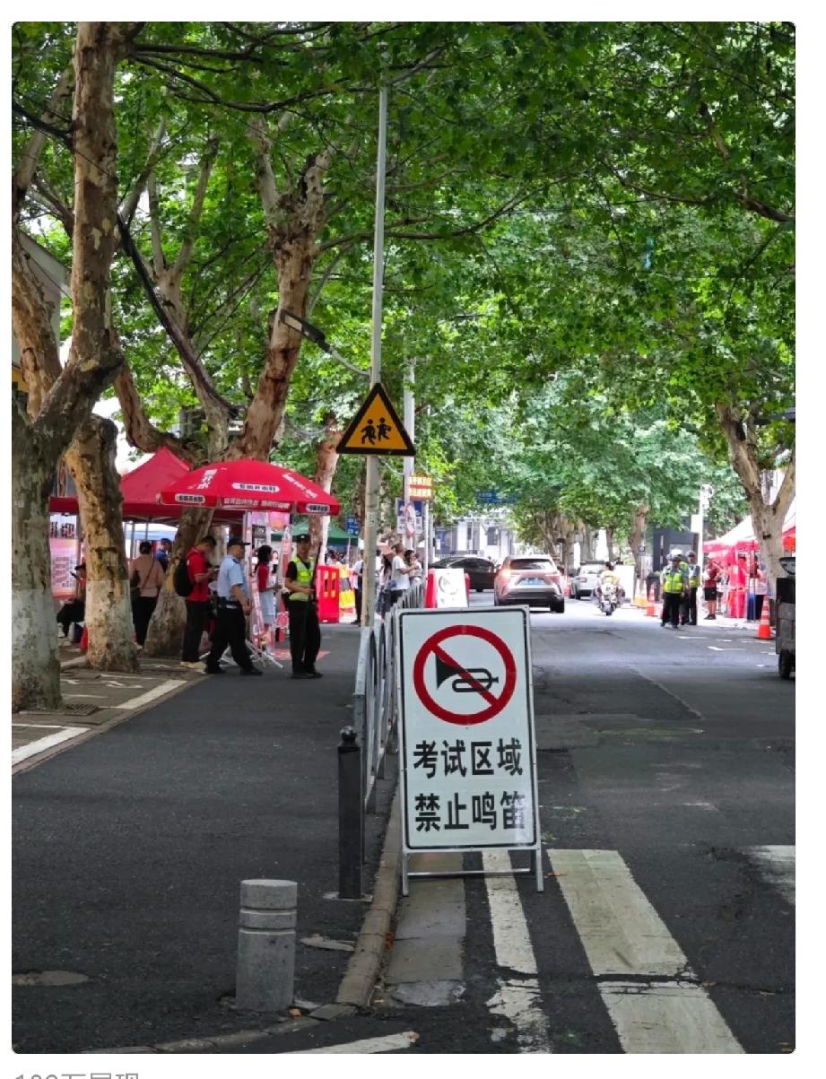 2026年语文高考，刚刚结束了。

朋友圈已经炸了。有家长说孩子出考场第一句话是