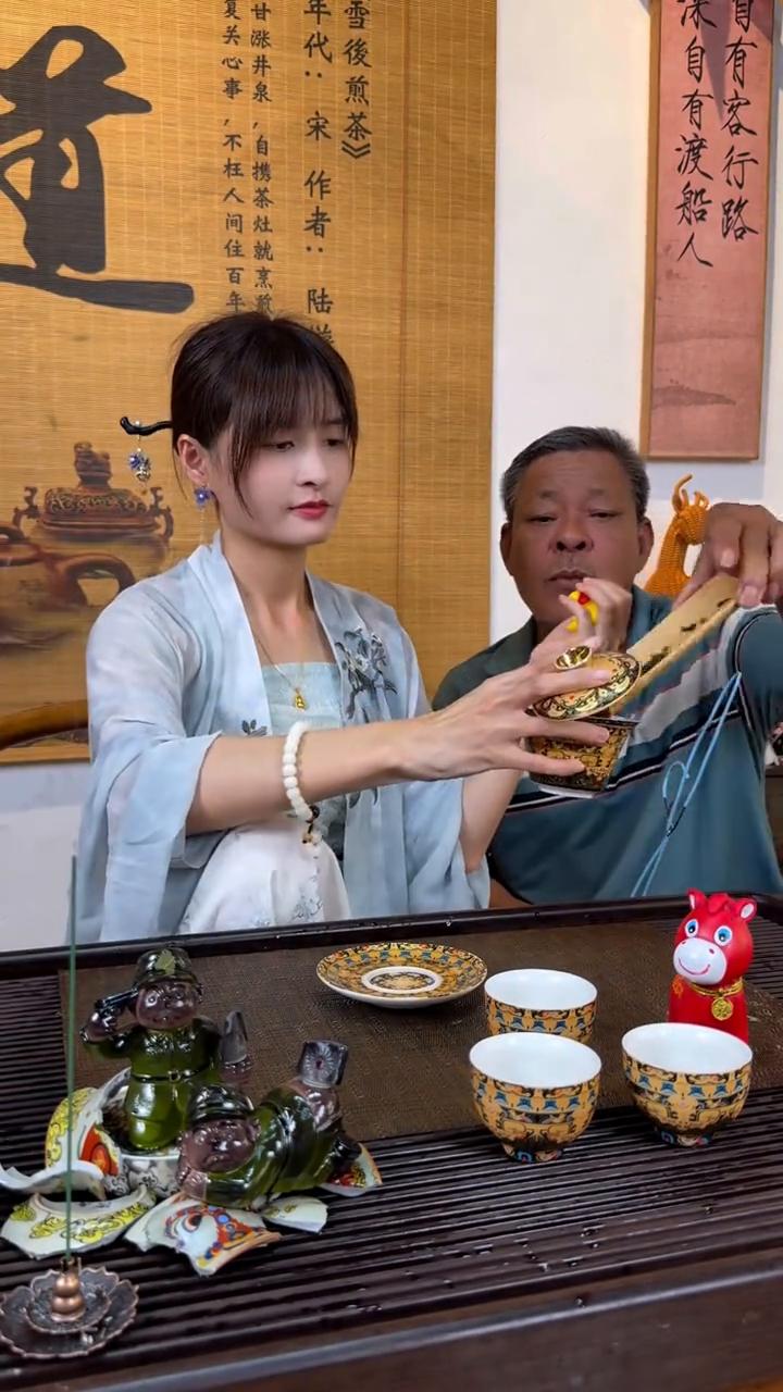温壶烫盏。
小牛摇香，鉴赏嘉茗。高山流水，春风拂面，时来运转。头冲小日子，高山流