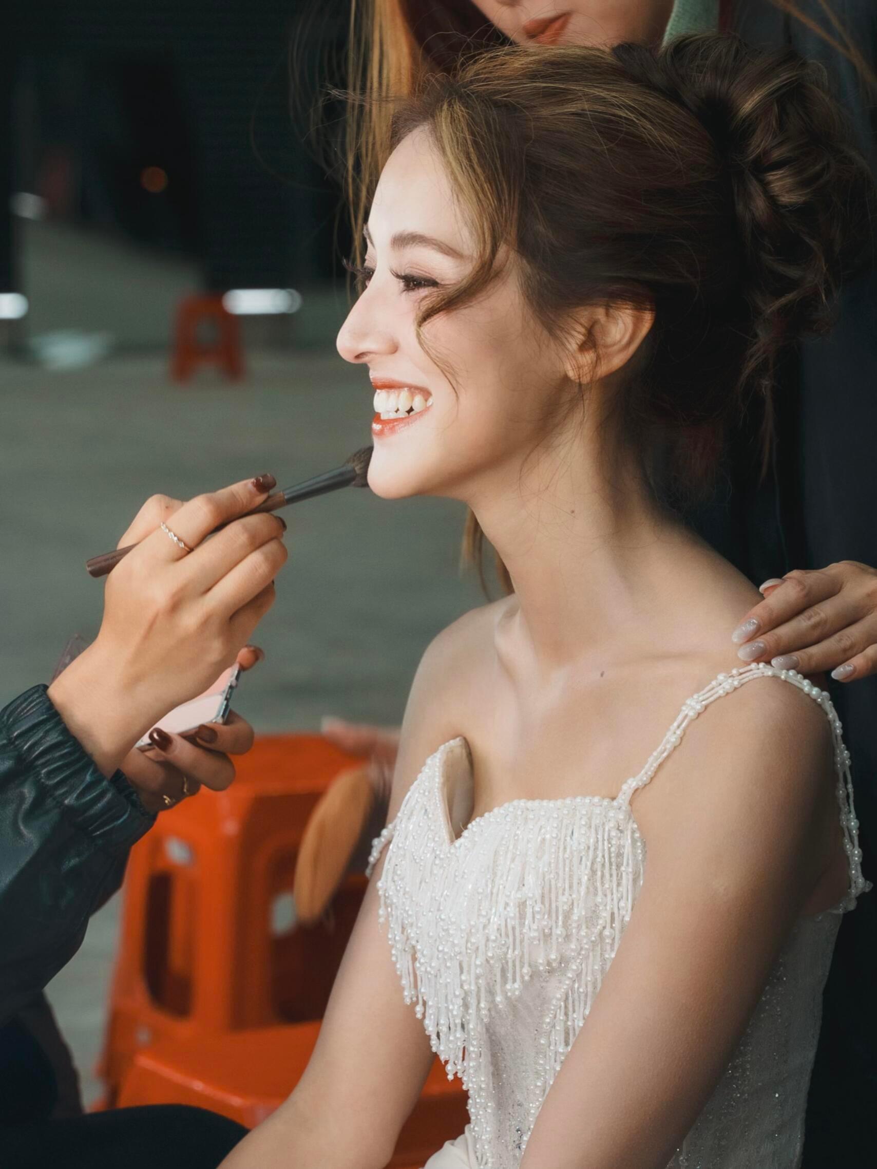 陈凯琳感动落泪陈凯琳一公被心洁姐姐选中感动到落泪，想起自己的初舞台也是被姐姐安慰