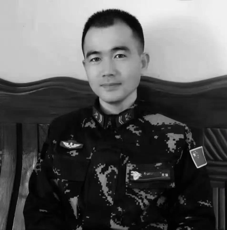 天狼特种兵兵王——温涛
他是位80后，湖南桃江县人，20岁入伍，四级军士长军衔。