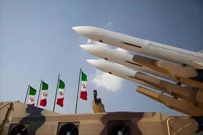 对于美以，绝不能心慈手软，一句话:往死里干！有人说美伊在巴基斯坦秘密和谈，而美国