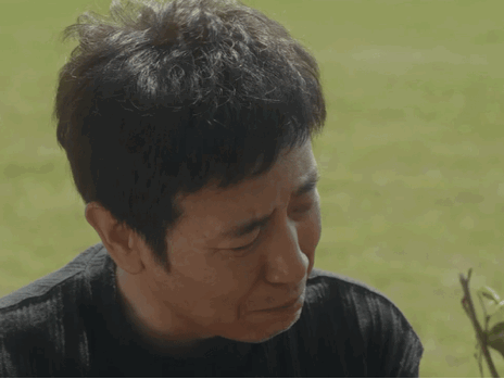 于和伟一只眼眼神戏 他站在那里不动，但你能感觉到有什么东西在他身体里慢慢碎了。这