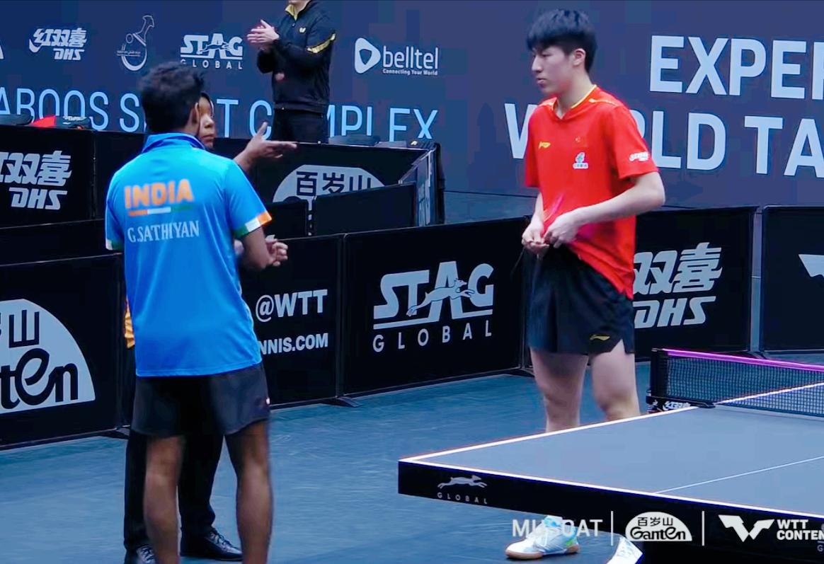 被温瑞博笑死了！
印度小哥，
刚要开球，

温瑞博突然跳了两下，
看这架势，
就